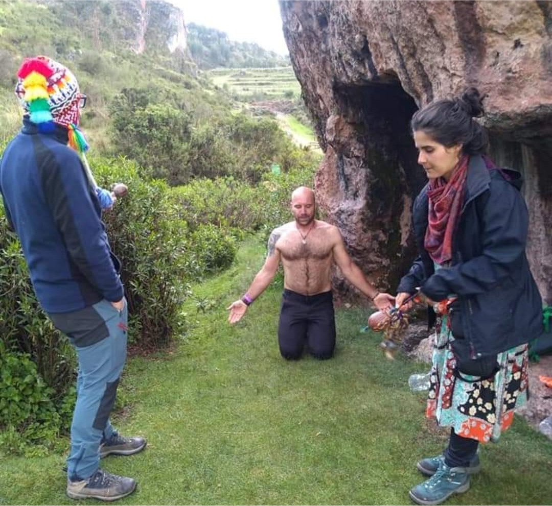 Mujer con Manta acostada