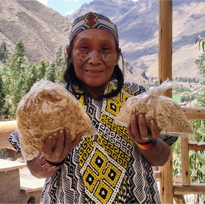 mujer con manta mirando montaña